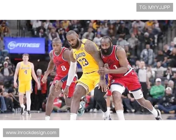 快船与湖人激战正酣最新赛况分析与精彩瞬间回顾